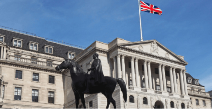 UK economic outlook weighs on sterling
