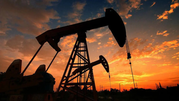 Pola fluktuasi harga minyak menguat
