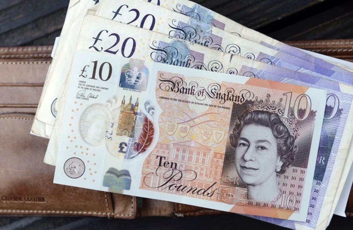 Taruhan bullish pada pound mencapai titik tertinggi baru sejak tahun 2007, berisiko terkoreksi jika Bank of England mengisyaratkan penurunan suku bunga